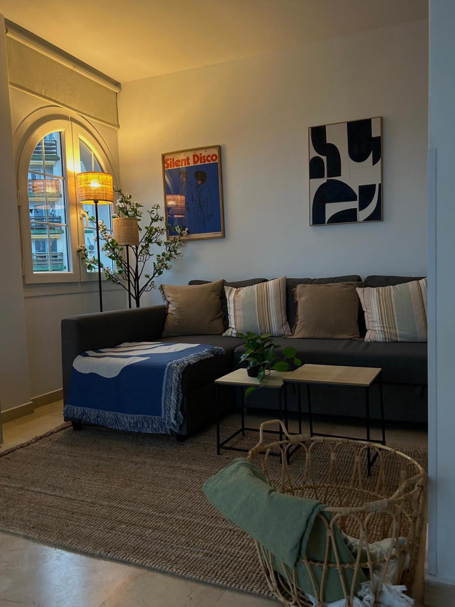 Apartment Mediterranean Near The With Seaview, Pool & Balcony